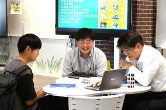 企業の担当者と和やかな雰囲気で