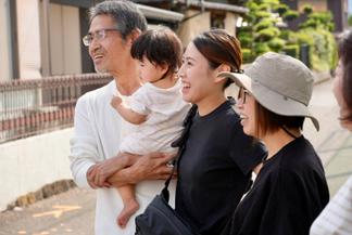 門付けを見守る地域の方々