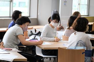 メモを取りながら話を聞く参加者