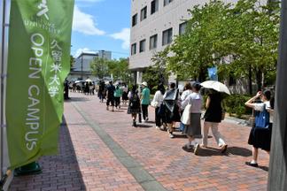 学生スタッフによるキャンパスツアー