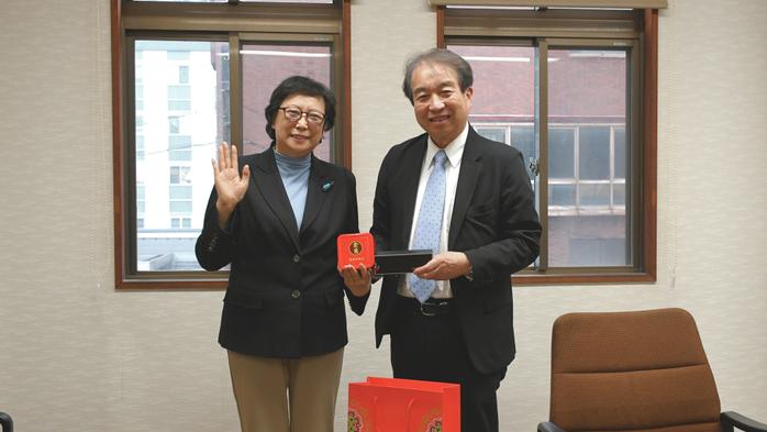 久留米大学北京教育交流センターが26年の歴史に幕　王橋代表へ感謝状を贈呈