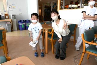 お母さんへのプレゼントを作った男の子