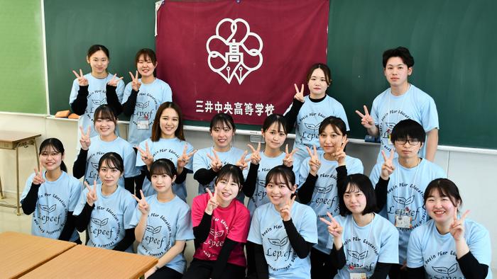 医学部看護学科の学生が小学生と高校生に健康教育を実施