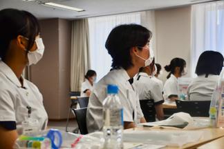 先輩看護師の発表に耳を傾ける参加者