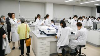 医療検査学科 新校舎に第1期生が来訪