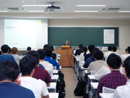 三井住友銀行の上席顧問、高橋精一郎氏が特別講義