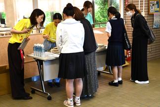 教職員と学生スタッフが来場者をお出迎え