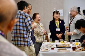 恩師や友人との再会を楽しむ参加者