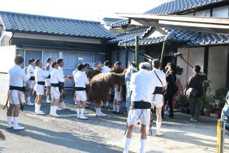 「祝いましょ！も一つせっ！祝って三言(さんごん)！」と掛け声を上げ三本締め