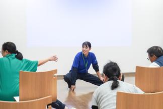 まずは学生が見本を見せながら入念にストレッチ