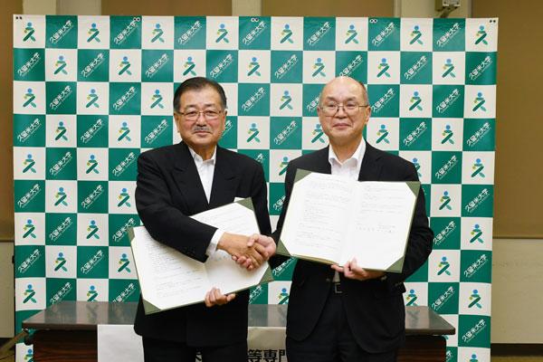久留米工業高等専門学校の三川譲二校長(右)と本学の永田見生学長(左)
