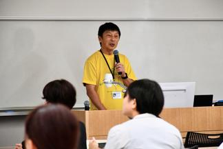 学科の詳細について説明する西学科長