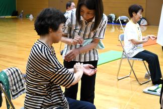 正しい脈の位置を確認します