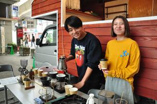 コーヒーやケーキ、ホットドッグなどのキッチンカーも多数参加