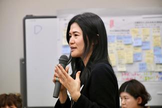 質問に答える職員