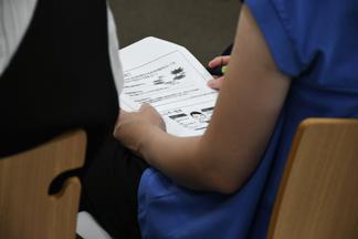 メモを取りながら話を聞く参加者