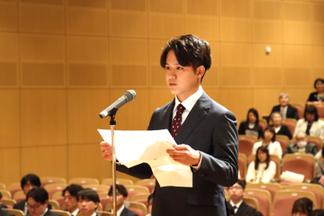 卒業生代表として答辞を述べる中山田朋優さん