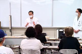 肝疾患撲滅に向けた取り組みについて話す井出教授