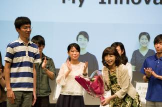 学生から花束を受け取る麻木さん