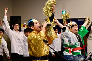 キラキラの衣装を着て盛り上げるスタッフ