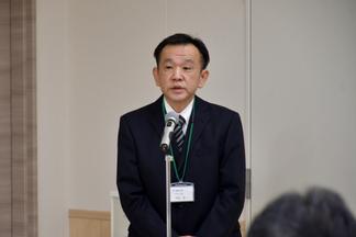 歓迎式典の司会を務めた吉田教授
