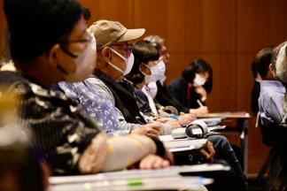 メモを取りながら聴講する参加者