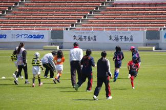 小学生とナナイロプリズム、宮崎県立富島高等学校とのエキシビションマッチ