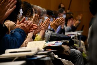 温かい拍手に包まれる会場の様子