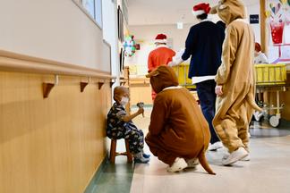 スタッフが1人1人の病室を回りプレゼントを手渡しました