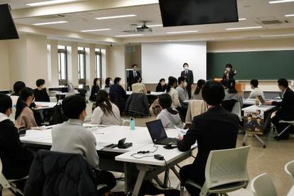 長崎県内企業と学生の学内企業交流会を開催