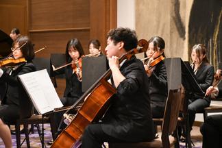 演奏を披露する管弦楽部