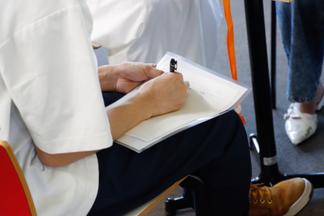 熱心にメモを取りながら耳を傾ける参加者