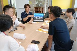 経済学部小原江里香准教授ゼミとの合同授業