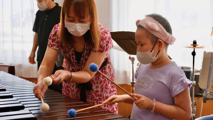 小児科病棟で九州打楽器合奏団の音楽会を開催しました