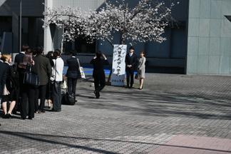 立て看板の前で