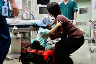 お母さんにだっこされて手術台へ