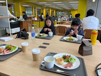 軽食とコーヒーの出店もありました