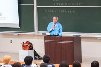 高良山獅子舞の歴史について説明する渡邊氏