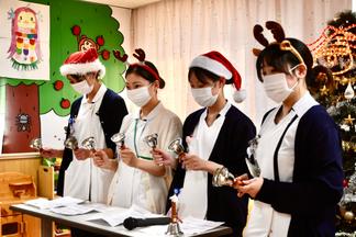 看護師さんによるハンドベルの演奏