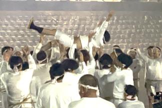 胴上げされる藤谷准教授