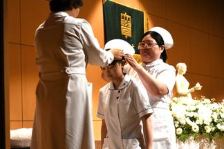 教員から学生一人一人にナースキャップが与えられました