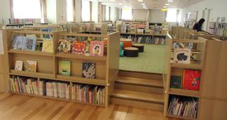 訪問先の一つ「江東区立こどもプラザ図書館」