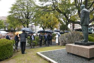 大学本館前にある石橋正二郎氏の銅像前にて