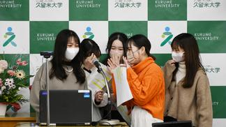 発表する学生たち