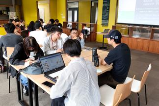 日本と台湾について話し合うグループワークの様子