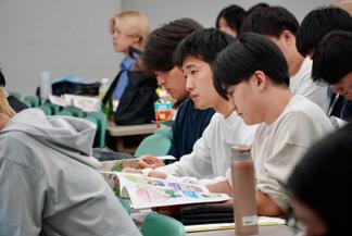 認知症についての理解を深める学生たち