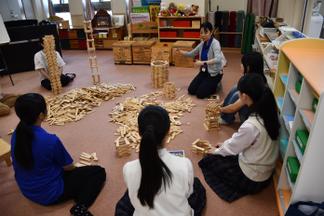諌山助教による保育実践体験