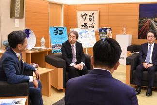 協定について歓談される様子