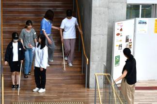 実際に学生が、中高生へ実演して体験