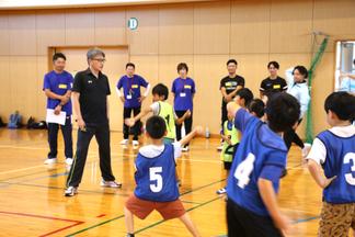 行實准教授に投げ方のレクチャーを受けて練習をする子どもたち
